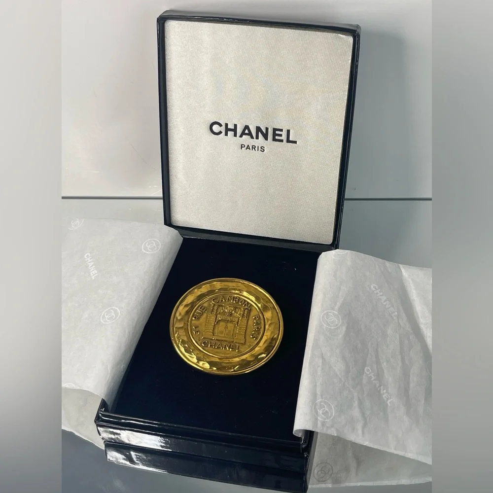 CHANEL 31 RUE CAMBON Gold Tone Round Brooch - Picture 7 of 8